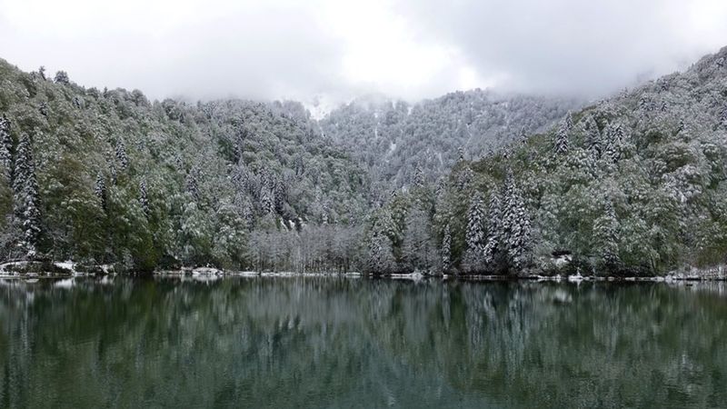 Borçka Karagöl'e mayısta kar yağdı
