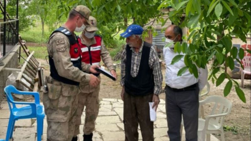 Elazığ'da maaşını çalanları yakalayan jandarmaya harçlık vermek istedi