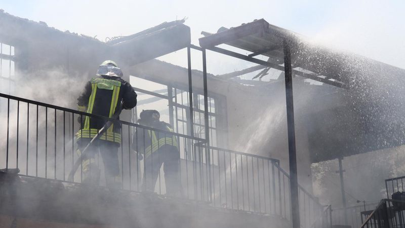 Denizli'de ekmek yapan kadının evi ve saman deposu yandı