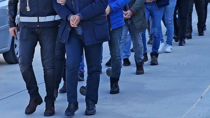 Düzce'de kızlarına arkadaşlık teklif edene işkence yaptılar 