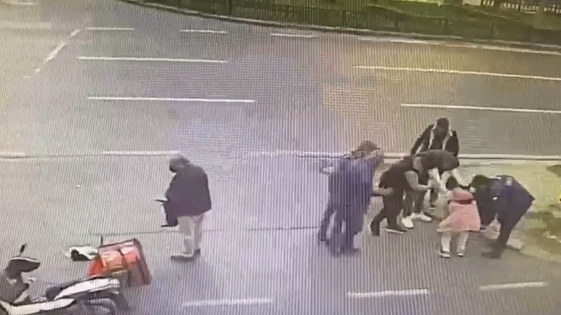 Şişli'de kaza yapan kuryenin cep telefonunu çaldı