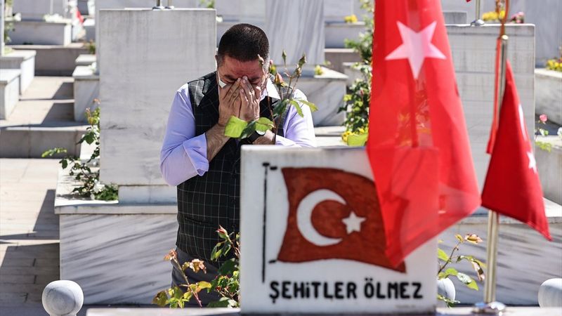 Arife günü şehitlikte hüzün hakim