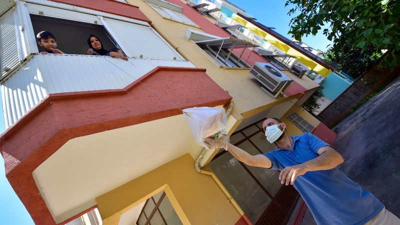 Antalya'daki bakkal 1 yıldır siparişleri sepetle gönderiyor