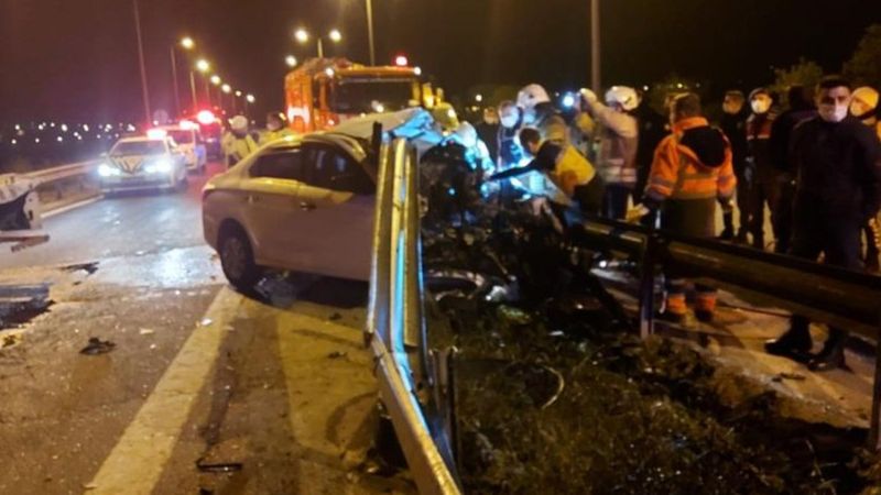 Büyükçekmece TEM Otoyolunda korkunç kaza: Aracın motoru metrelerce savruldu