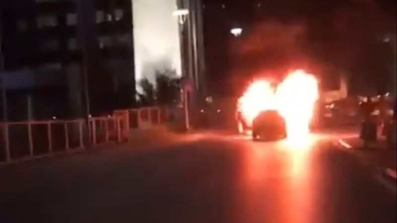 İsrail'i protesto için İstanbul Başkonsolosluğu önünde otomobillerini yaktılar
