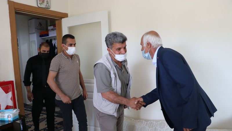 Diyarbakır'da evlat nöbeti tutan ailelerden, Gara şehidinin ailesine bayram ziyareti