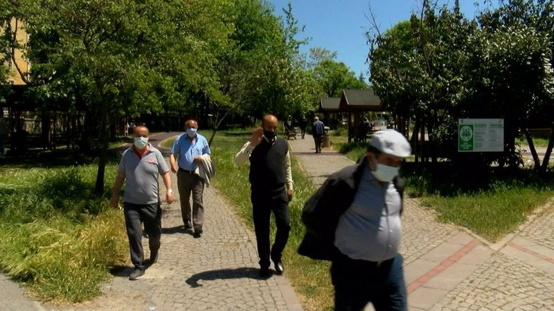 İstanbul'da kısıtlamaya aldırmayanlar parklara akın etti