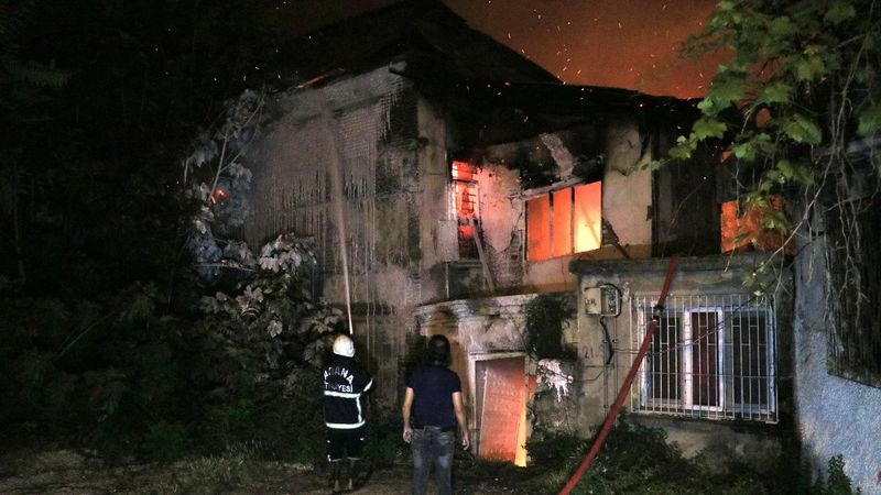 Adana'da metruk binada çıkan yangın endişe yarattı
