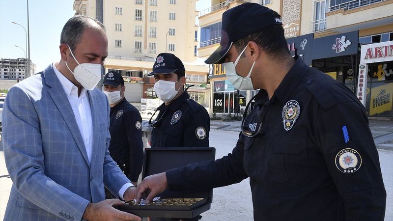 İnfaz koruma memurlarıyla bayramlaştı