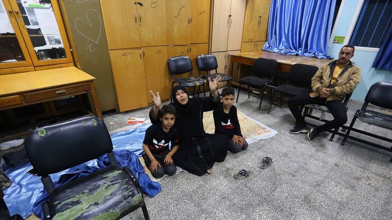 Filistinliler, İsrail bombalarından korunmak için okullara sığındı