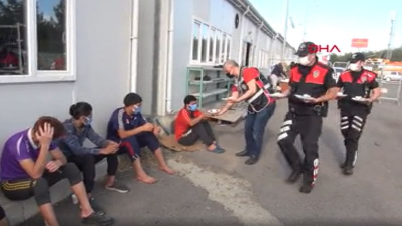 Kahramanmaraş’ta polisten kaçak göçmenlere bayram ziyareti