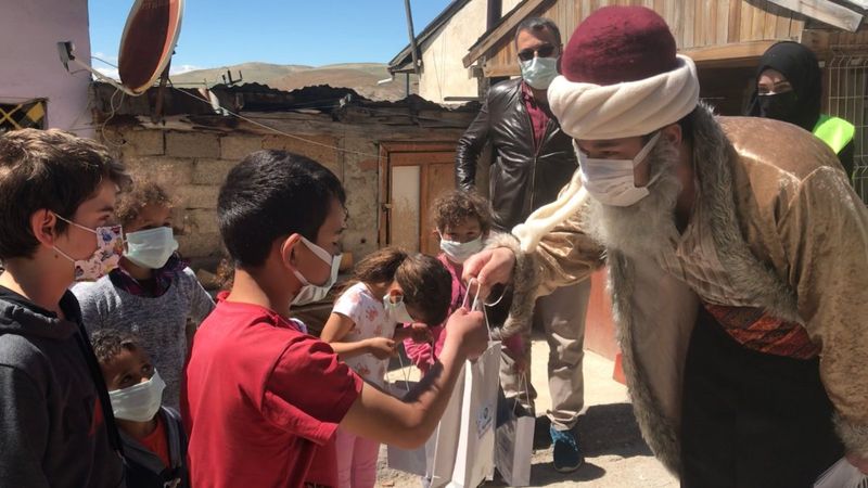 Bayburt'ta Dede Korkut kılığında harçlık dağıttı