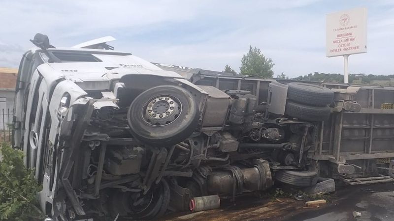 İzmir'de taksiyle çarpışan tır devrildi
