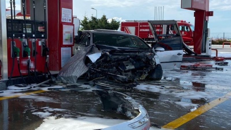 Arnavutköy’de kontrolden çıkan araç benzinliğe daldı