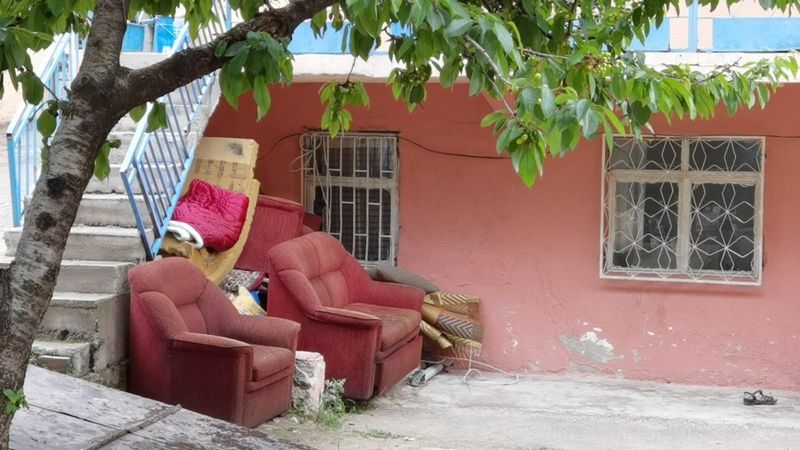 Bursa'da balkondan düşen çocuğu koltuk kurtardı