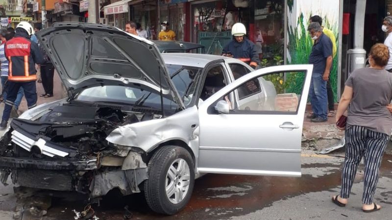 Mersin’de kaza: Otomobil çiçek dükkanına girdi
