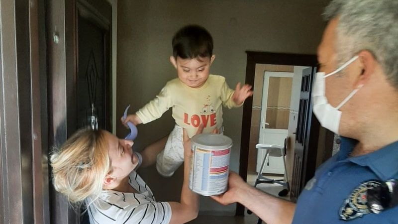 Adana'da maması biten bebeğin imdadına polis koştu