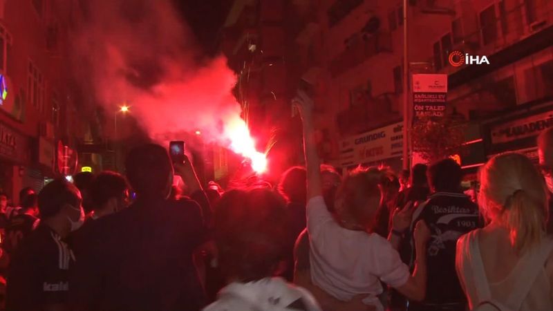 Beşiktaş taraftarı şampiyonluğu Çarşı'da kutladı
