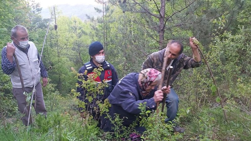Kastamonu'da kaybolan yaşlı kadını jandarma sırtında taşıdı