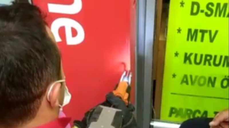 Reklam tabelasında mahsur kalan yavru kediyi itfaiye kurtardı