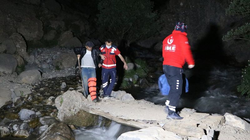 Hakkari'de pancar toplarken kayalıktan düştü