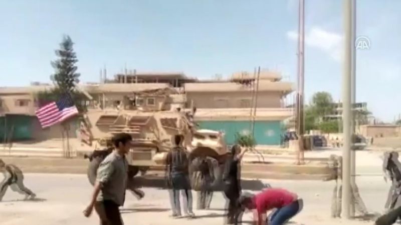 Suriye’de PKK yandaşları, ABD ordusu araçlarını taşladı