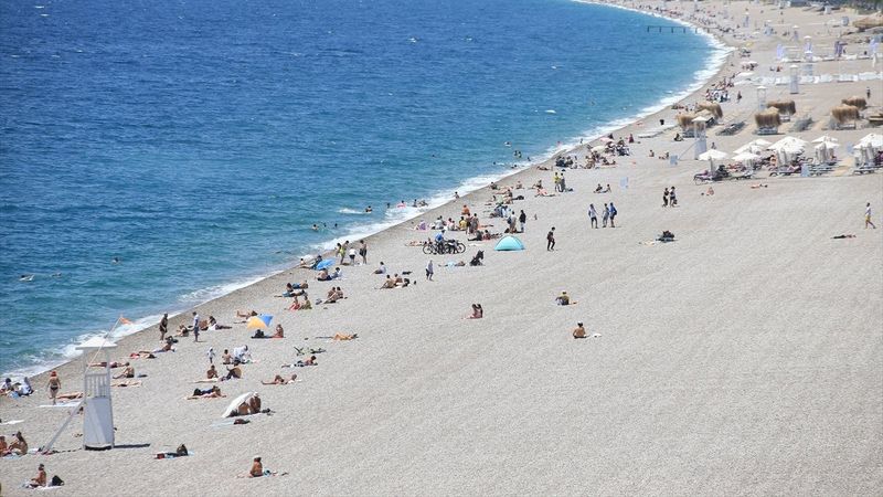 Antalya ve Muğla sahilleri, kademeli normalleşme ile hareketlendi