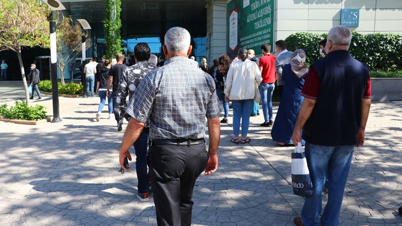 AVM'ler, 17 günlük aranın ardından kapılarını açtı