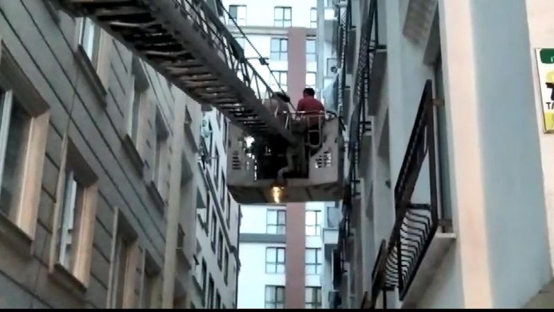 Esenyurt'ta topu almak için tırmandığı balkonda mahsur kaldı