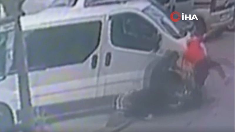 Esenler'de lastik değiştirirken motosiklet çarptı