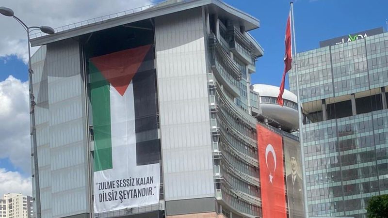 CHP Genel Merkezi'ne Filistin bayrağı asıldı