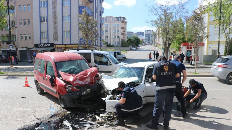 Sivas’ta iki araç kafa kafaya çarpıştı