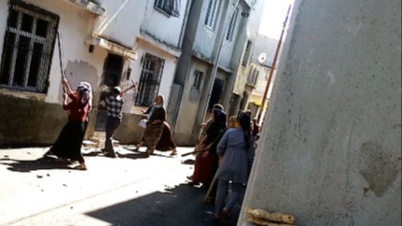 Adana’da babalarının kaçırıldığını öne sürüp, eve saldırdılar