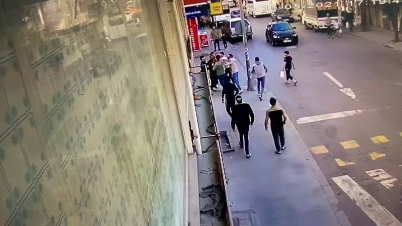 Esenyurt'ta tekmeli sopalı kavga kamerada