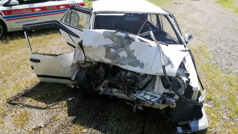 Karabük'te tünelde 2 otomobil kafa kafaya çarpıştı