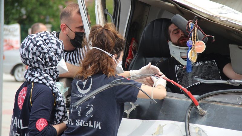 Kocaeli'de kamyonet önce tıra sonra otomobile çarptı