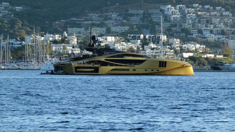 Bodrum'a demir atan milyon dolarlık yat