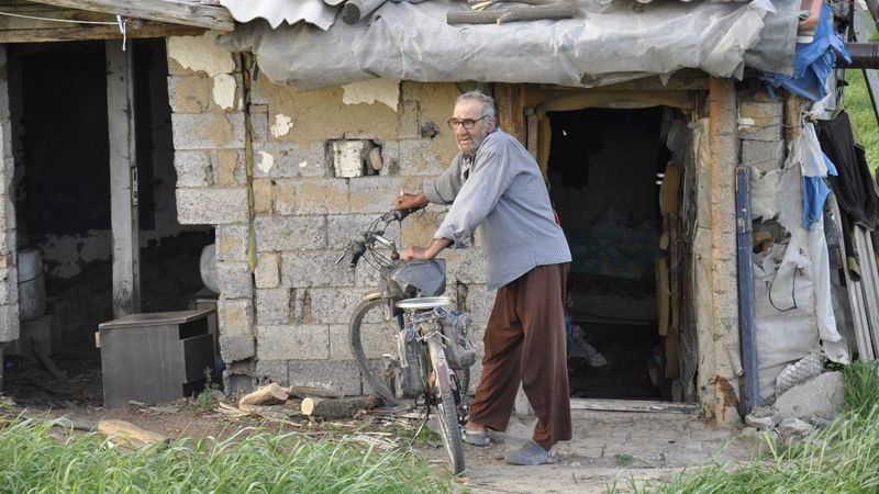 Eskişehir'de insanlara küsen yaşlı adam barakada yalnız yaşıyor