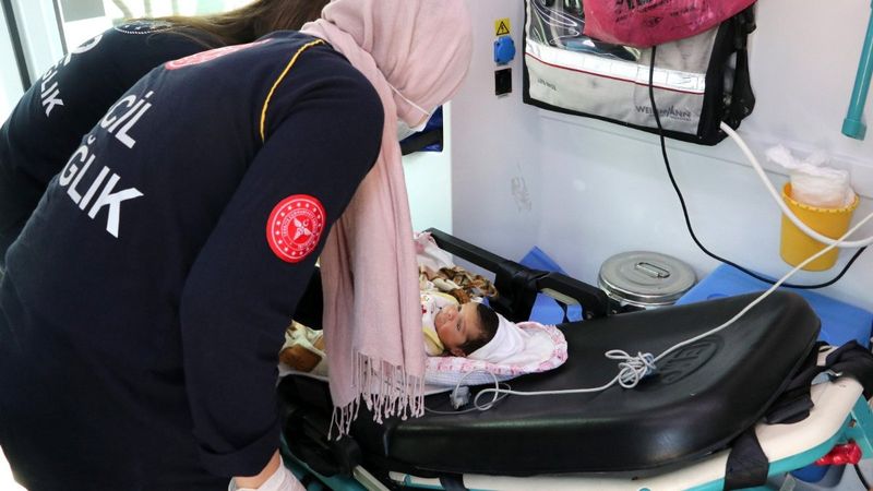 Adana'da 1 aylık bebek, sokağa terk edildi