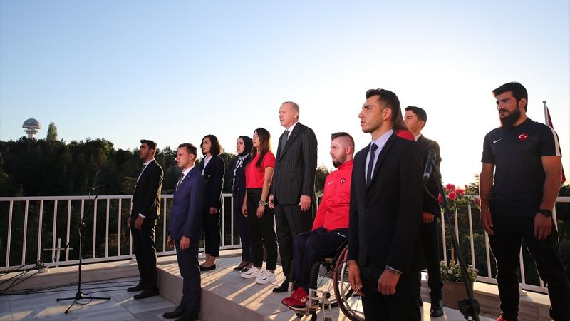 Cumhurbaşkanı Erdoğan, gençlerle birlikte İstiklal Marşı'nı okudu
