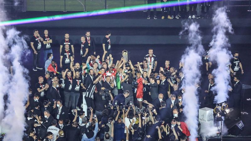 Şampiyon Beşiktaş kupasını aldı
