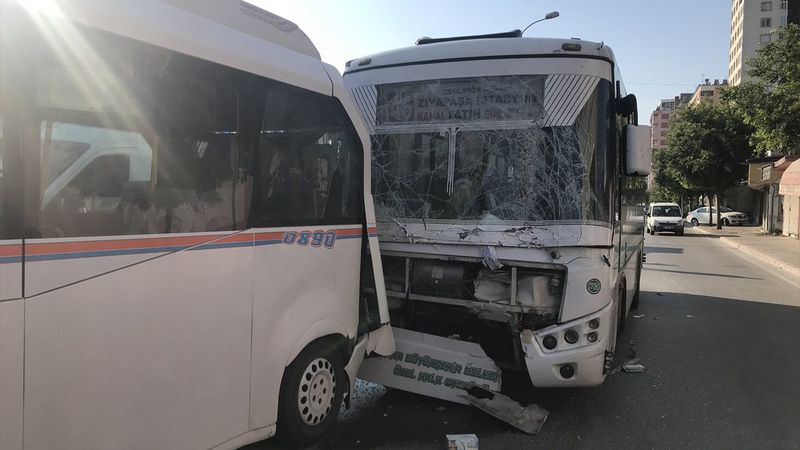 Adana’da zincirleme kaza: Otobüs minibüse çarptı