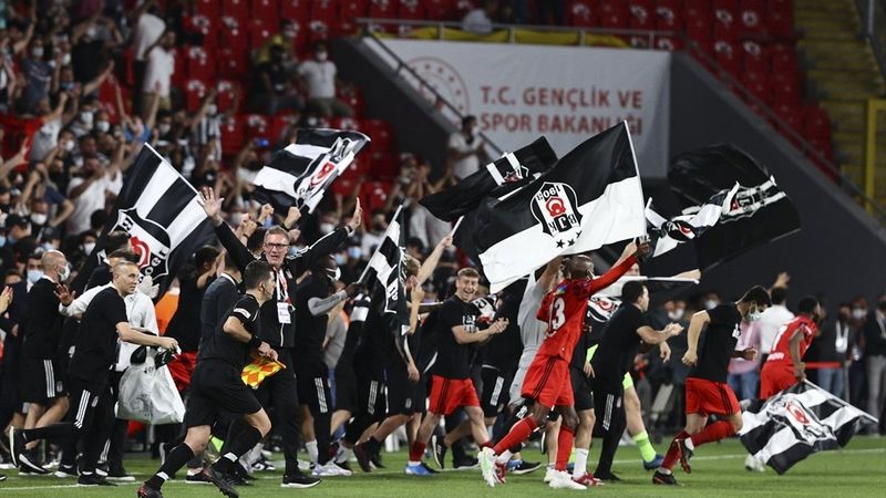 Şampiyon kupasına kavuşuyor