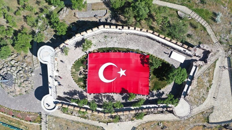Nevşehir Kalesi’nde dev Türk bayrağı açıldı
