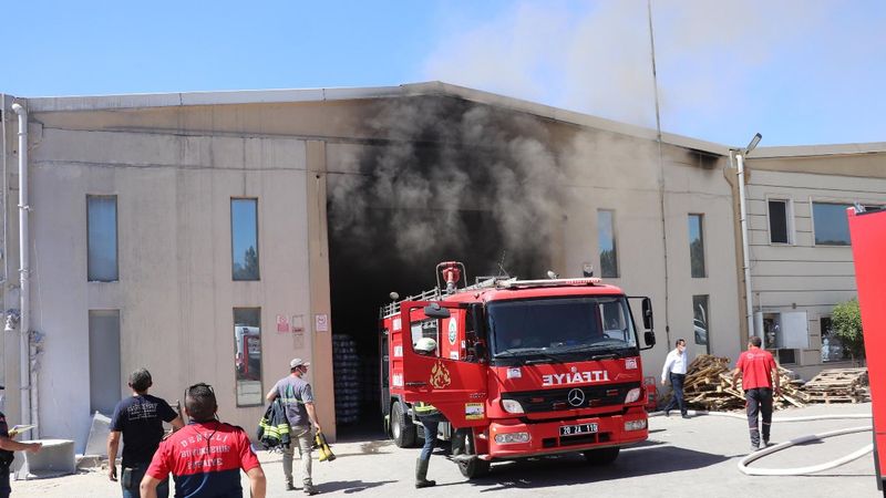 Denizli'de fabrika yangınında 4 işçi dumandan etkilendi