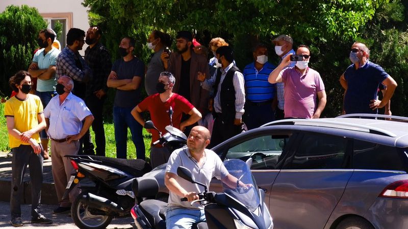 Bursa'da çatıda çıkan yangını film gibi izlediler