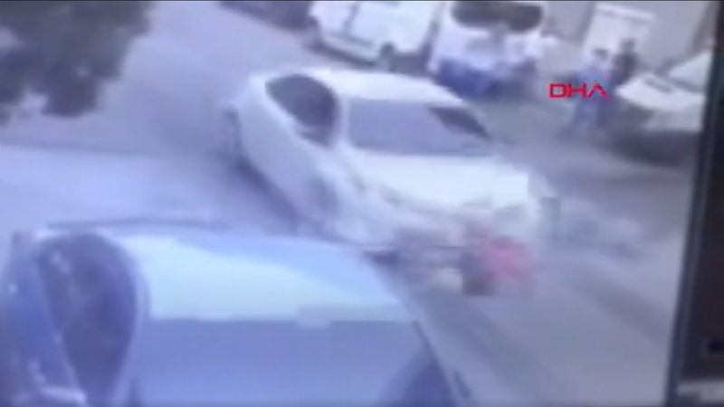 İstanbul’da bisiklete binen çocuklara otomobil çarptı