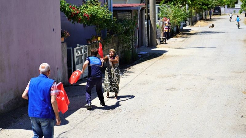 Kırklareli'de 19 Mayıs Marşı'nı duydu, yalın ayak sokağa koştu