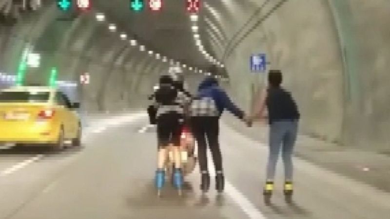 Üsküdar'da patenli gençler motosiklete tutunup yolculuk yaptı