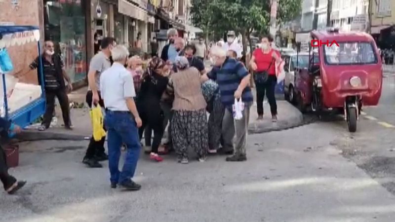 Mersin’de sebze tezgahı kuran kadınların yer kavgası kamerada